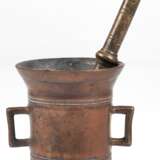 Mörser mit Pistill, 18. Jh., Bronze, mit 2 seitl. Handhaben, Gebrauchspuren, H. 11 cm, Pistill-L. 20,5 cm - photo 1