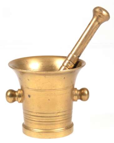 Mörser mit Pistill, 19. Jh., Messing, mit 2 seitl. Handhaben, Gebrauchspuren, H. 10,5 cm, Pistill-L. 20 cm - photo 1