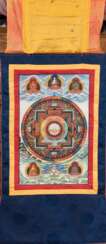 Mandala-Thangka, Tibet, mit 6 Darstellungen von Buddha, in Stoffrahmung, Stoffabdeckung mit Löchern, ges. 78x52 cm