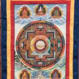 Mandala-Thangka, Tibet, mit 6 Darstellungen von Buddha, in Stoffrahmung, Stoffabdeckung mit Löchern, ges. 78x52 cm - photo 1