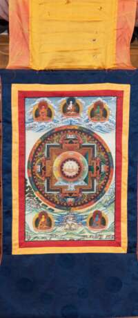 Mandala-Thangka, Tibet, mit 6 Darstellungen von Buddha, in Stoffrahmung, Stoffabdeckung mit Löchern, ges. 78x52 cm - photo 1