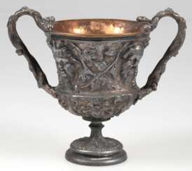 Römischer Trophäenbecher, wohl Historismus Ende 19.Jh., Weißmetall, innen vergoldet, reliefiert, 2 Asthenkel, H. 14,5 cm