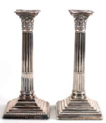 Paar Leuchter, England, Sheffield 1905, auf quadratischem, beschwertem Fuß, Schaft in Form einer korinthischen Säule, Pilaster in vierpassige Tülle übergehend, Gebrauchspuren, min. gedellt, H. 24 cm