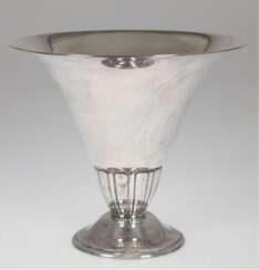 Vase, Schweden 1937, Silber, punziert, 345 g, weite ausschwingende Form auf rundem Stand, H. 17,5 cm, Dm. 20 cm