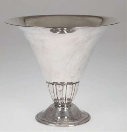 Vase, Schweden 1937, Silber, punziert, 345 g, weite ausschwingende Form auf rundem Stand, H. 17,5 cm, Dm. 20 cm - photo 1