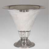 Vase, Schweden 1937, Silber, punziert, 345 g, weite ausschwingende Form auf rundem Stand, H. 17,5 cm, Dm. 20 cm - photo 1