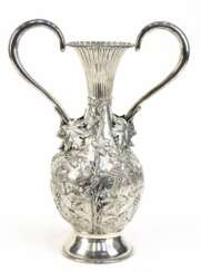 Vase, Spanien, Silber, 683 g, Balusterform mit beidseitigen Ohrenhenkeln, vollflächig mit Blatt- und Traubenrelief, H. 35 cm