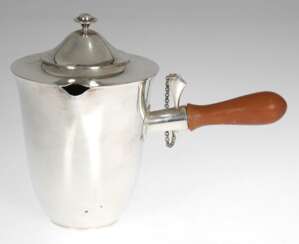 Stielkanne, 830er Silber, Schweden 1932, 269 g, konischer Korpus mit Ausguß, seitlicher brauner Kunststoffgriff abnehmbar, unterm Boden Widmungsgravur dat. 1933, H. 15 cm