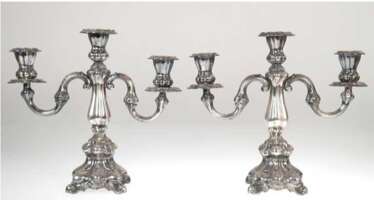 Paar Kandelaber, 830er Silber, punziert, 3-flammige Barock-Form, gefüllter quadratischer Stand, H. 28 cm