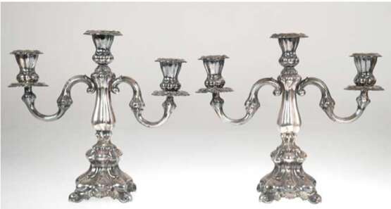 Paar Kandelaber, 830er Silber, punziert, 3-flammige Barock-Form, gefüllter quadratischer Stand, H. 28 cm - photo 1