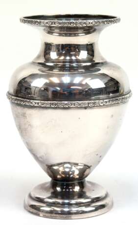 Vase, versilbert, Balusterform, mit floralen Reliefrändern, H. 16,5 cm - Foto 1