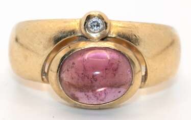 Ring, 585er GG, besetzt mit 1 Brillanten von ca. 0,02 und 1 ovalen rosa Turmalin-Cabochon, Ges.-Gew. 6,36 g, RG 57