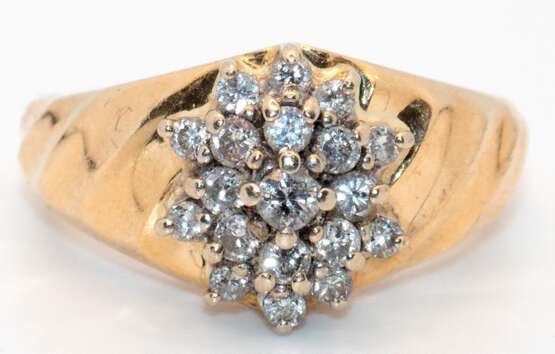 Ring, 14 k GG, besetzt mit 19 Brillanten von zus. ca. 0,38 ct., Ges.-Gew. 5,53 g, RG 54 - photo 1