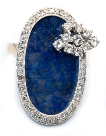 Ring, 585er WG, ausgefaßt mit 1 ovalen Lapislazuli-Platte von ca. 6,50 ct. dunkles Blau mit goldfarbenen Einschlüssen , 10 Brillanten von zus. ca. 0,44 ct., VVS-VS und 25 Diamanten von zus. ca. 0,50 ct., VS-Si, Ges.-Gew… - photo 1