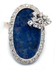 Ring, 585er WG, ausgefaßt mit 1 ovalen Lapislazuli-Platte von ca. 6,50 ct. dunkles Blau mit goldfarbenen Einschlüssen , 10 Brillanten von zus. ca. 0,44 ct., VVS-VS und 25 Diamanten von zus. ca. 0,50 ct., VS-Si, Ges.-Gew…