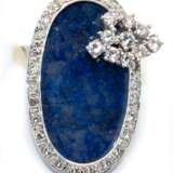 Ring, 585er WG, ausgefaßt mit 1 ovalen Lapislazuli-Platte von ca. 6,50 ct. dunkles Blau mit goldfarbenen Einschlüssen , 10 Brillanten von zus. ca. 0,44 ct., VVS-VS und 25 Diamanten von zus. ca. 0,50 ct., VS-Si, Ges.-Gew… - photo 1