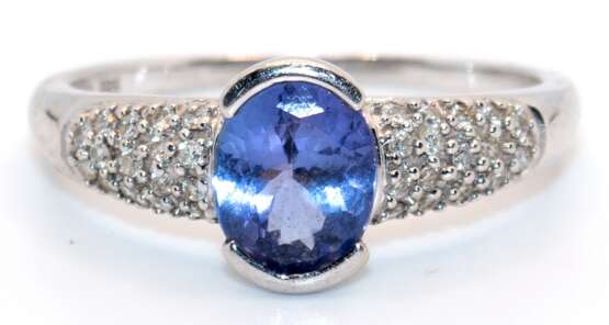 Ring, 585er WG, ausgefaßt mit 1 Tansaniten im Ovalschliff, im intensiven blaustichigen Violett, ca. 1,84 ct. und 32 Brillanten von zus. ca. 0,32 ct., VS-Si, Ges.-Gew. 4,55 g, RG 66 (Wiederbeschaffungswert lt. Expertise 2… - photo 1