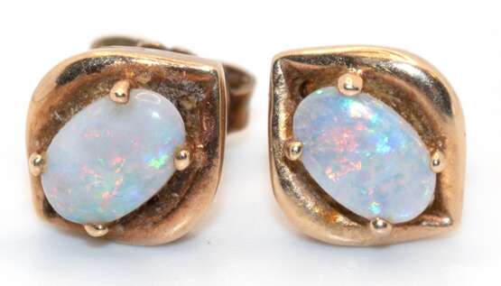 Ohrstecker, 10 k GG, mit ovalem Multicolor-Opal-Cabochon besetzt, Ges.-Gew. 1,60 g, L. 9 mm - photo 1