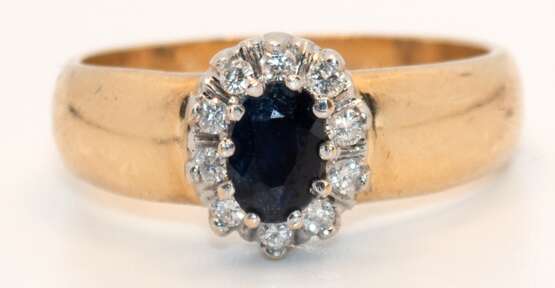 Ring, 585er GG/WG, besetzt mit 10 Brillanten von zus. ca. 0,01 ct. und 1 oval facettierten Saphier, Ges.-Gew. 5,01 g, RG 56 - photo 1