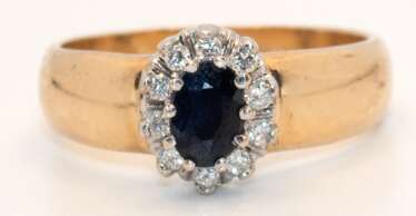 Ring, 585er GG/WG, besetzt mit 10 Brillanten von zus. ca. 0,01 ct. und 1 oval facettierten Saphier, Ges.-Gew. 5,01 g, RG 56