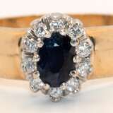 Ring, 585er GG/WG, besetzt mit 10 Brillanten von zus. ca. 0,01 ct. und 1 oval facettierten Saphier, Ges.-Gew. 5,01 g, RG 56 - photo 1