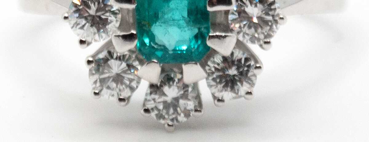 Ring, 585er WG, ausgefaßt mit 1 facettiert geschliffenen Smaragd von ca. 0,58 ct., feines Grün und 8 Brillanten von zus. ca. 0,10 ct., LR- VVS, Ges.-Gew. 5,16 g, RG 62 (Wiederbeschaffungswert lt. Expertise 4.140,- €)……