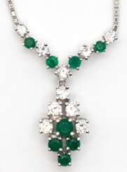 Collier, 750er WG, Mittelteil ausgefaßt mit 8 rund facettierten Smaragden von zus. ca. 0,66 ct., in feinem Grün und 10 Brillanten von zus. ca. 0,56 ct. LR- VVS, Federringverschluß, Ges.-Gew. 8,64 g, L. 45 cm (Wiederbesch…