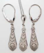 Übersicht. Schmuckset im Art-Deco-Stil, Ohrringe, Kette mit Anhänger, 925er Silber, rhodiniert, Brillanten, Ohrringe ca. 4,2 cm, Anhänger ca. 3,3 cm, Kettenlänge ca. 40 cm