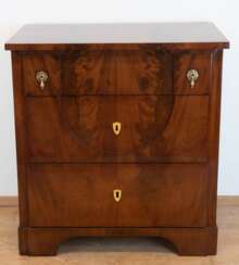 Biedermeier-Kommode, Mahagoni furniert, 3 Schubkästen, mit Rundbogen, Platte mit Gebrauchspuren, 82x77x50 cm