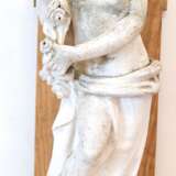 Gartenfigur "Antike Schönheit mit Rosengirlande", Steinguß, Witterungsspuren, auf Schieferplatte, Ges.-H. 102 cm - Foto 1