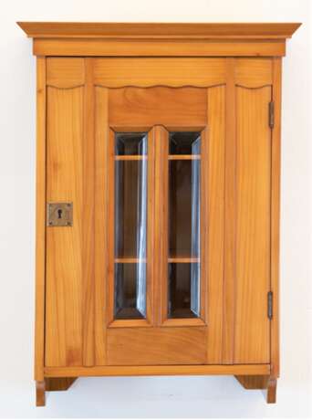 Jugendstil-Hängeschrank, Kirschbaum, 1-türig, Originalglas mit Facettenschliff, 2 Einlegeböden, Schellack poliert, 57x41 cm - photo 1