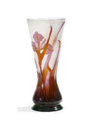 Große Vase mit Irisblüten. Gallé, Emile-Nancy.