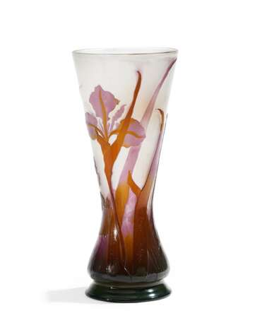 Große Vase mit Irisblüten. Gallé, Emile-Nancy. - фото 1