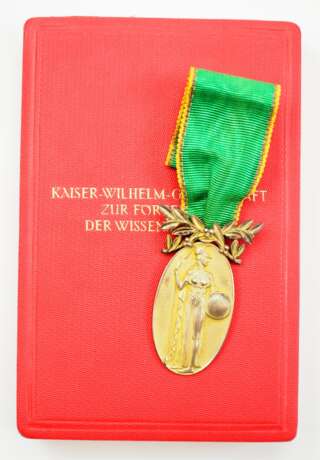 Deutsches Reich: Kaiser Wilhelm Gesellschaft zur Förderung der Wissenschaften, Verdienstabzeichen, im Etui. - photo 1