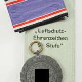 Luftschutz-Ehrenzeichen, 2. Stufe, im Etui. - photo 1