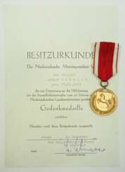 Niedersachsen: Gedenkmedaille &quot;Sturmflut 1962&quot;, mit Urkunde für einen Flieger.