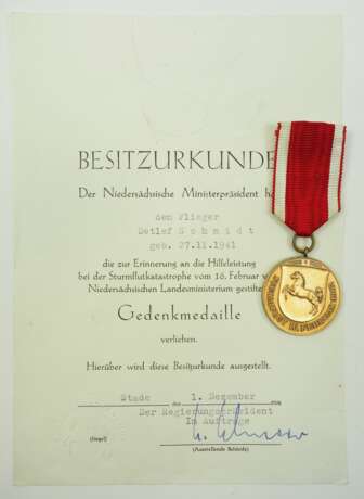 Niedersachsen: Gedenkmedaille "Sturmflut 1962", mit Urkunde für einen Flieger. - фото 1