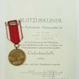 Niedersachsen: Gedenkmedaille "Sturmflut 1962", mit Urkunde für einen Flieger. - фото 2