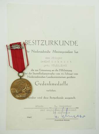 Niedersachsen: Gedenkmedaille "Sturmflut 1962", mit Urkunde für einen Flieger. - фото 2