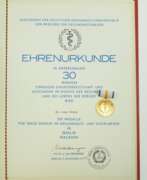 Produktkatalog. DDR: Medaille für treue Dienste im Gesundheits- und Sozialwesen, in Gold, mit Urkunde für einen Doktor.