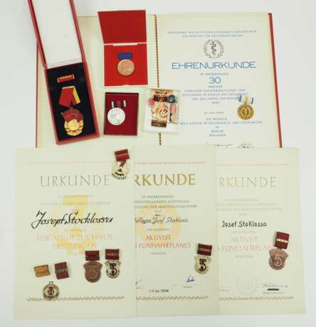 DDR: Medaille für treue Dienste im Gesundheits- und Sozialwesen, in Gold, mit Urkunde für einen Doktor. - фото 2