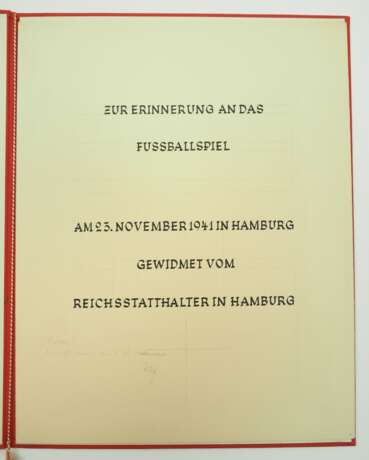 Hamburg: Mappe zur Erinnerung an das Fussballspiel am 23. November 1941 in Hamburg - Reichsstadthalter in Hamburg. - photo 2