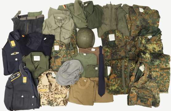 Bundeswehr: Sammlung Uniformierung und Kopfbedeckungen. - photo 1