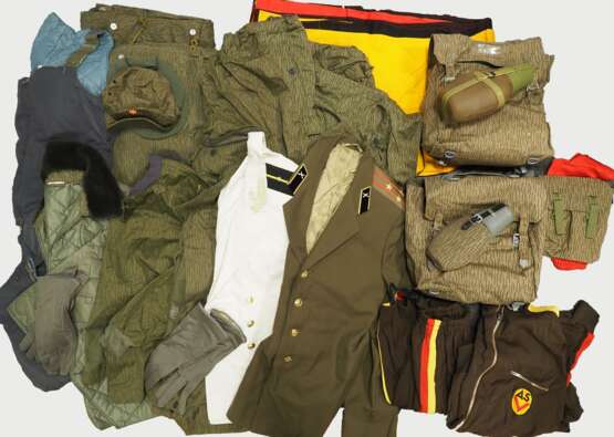 DDR: Uniform und Ausrüstungs Lot. - photo 1