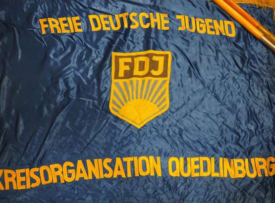 DDR: Ehrenbanner der SED / FDJ Fahne - Kreisorganisation Quedlinburg. - Foto 2