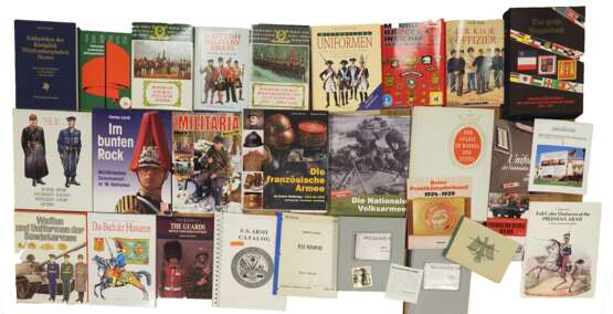 International: Uniform Literatur Lot. - photo 1