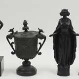 Eisen / Bronze: Figuren, Vase und Leuchter. - photo 1