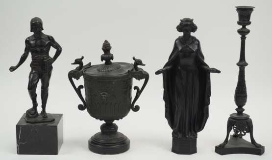 Eisen / Bronze: Figuren, Vase und Leuchter. - photo 1