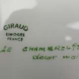 Giraud Limoges (Frankreich): Le Chambrelain Dekor Main 20 tlg Geschirr bestehend aus 6 Kaffeetassen, 6 Desserteller, 1 Kaffeekanne, 1 Zuckerdose, 1 Milchkännchen, 4 Speiseteller, 1 großer Teller, Boden gestempelt: Girau… - photo 4