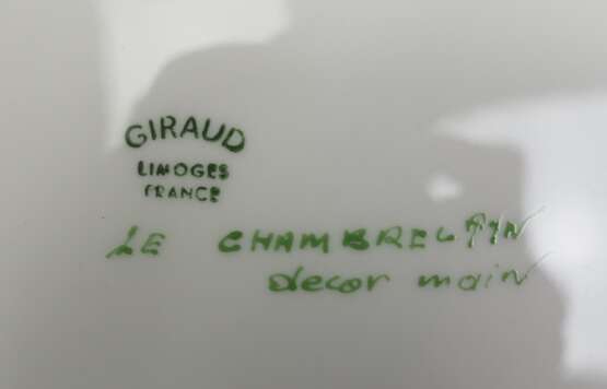 Giraud Limoges (Frankreich): Le Chambrelain Dekor Main 20 tlg Geschirr bestehend aus 6 Kaffeetassen, 6 Desserteller, 1 Kaffeekanne, 1 Zuckerdose, 1 Milchkännchen, 4 Speiseteller, 1 großer Teller, Boden gestempelt: Girau… - photo 4